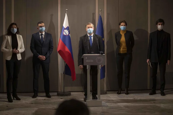 &raquo;Konstruktivno nezaupnico smo vložili, obžalujem le, da ni 43 podpisov podpore. Samo 42 jih bo,&laquo; je v skupni izjavi s predsedniki strank koalicije Kul povedal Erjavec. FOTO: Voranc Vogel/Delo