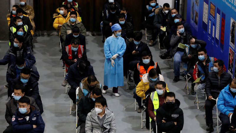 Fotografija: Na Kitajskem so se množičnega cepljenja lotili s cepivi domače izdelave, katerih učinkovitost še ni potrjena. FOTO: Carlos Garcia Rawlins/Reuters