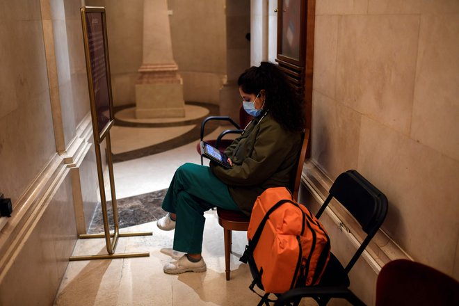 Zdravstvena delavka, ki meri temperaturo obiskovalcem madridskega teatra. FOTO: Oscar Del Pozo/AFP