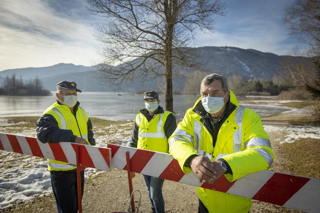 Na Cerkniškem jezeru za red in varnost skrbijo redarji. FOTO: Jože Suhadolnik/Delo