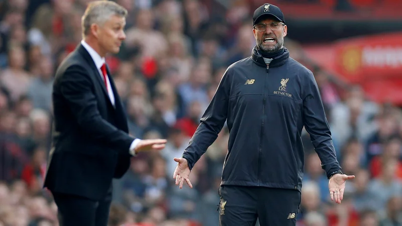 Fotografija: Ole Gunnar Solskjær in rdeči vragi prihajajo k Jürgenu Kloppu (desno) na Anfield v Liverpool kot vodilni v angleškem prvenstvu. FOTO: Phil Noble/Reuters