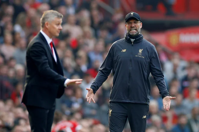 Ole Gunnar Solskjær in rdeči vragi prihajajo k Jürgenu Kloppu (desno) na Anfield v Liverpool kot vodilni v angleškem prvenstvu. FOTO: Phil Noble/Reuters