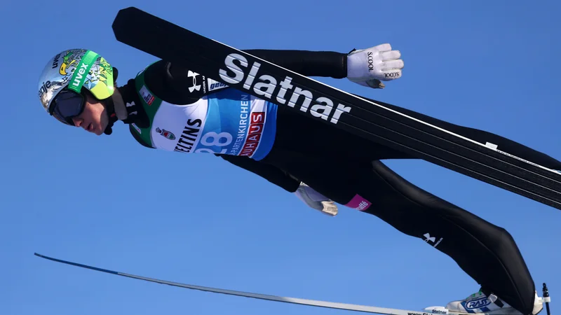 Fotografija: Cene Prevc je navdušil z najdaljšim skokom včerajšnjega dneva v Zakopanah. FOTO: Kai Pfaffenbach/Reuters