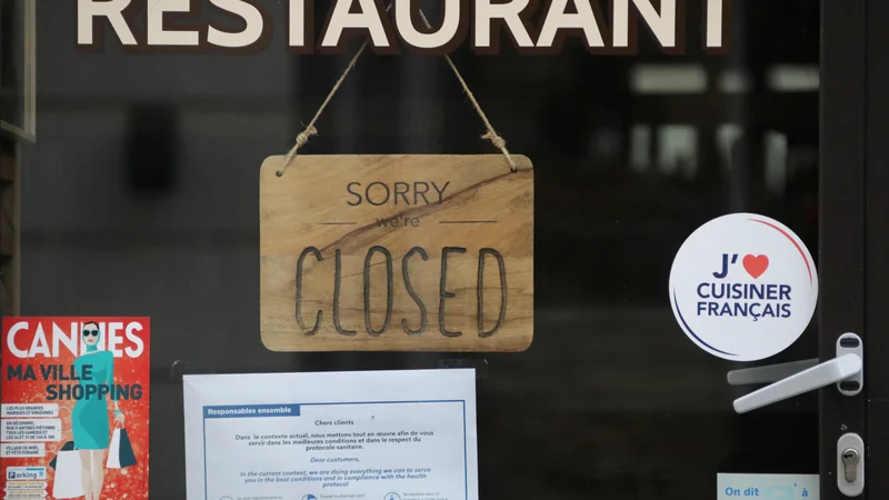 Fotografija: Napis »Sorry, we are closed« na vratih restavracije v Cannesu in na tisoče drugih restavracijah po svetu. Foto Eric Gaillard/Reuters