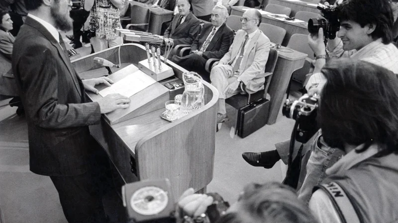 Fotografija: Lojze Peterle za govorniškim odrom republiške skupščine, v prvi vrsti (z desne) pa Živko Pregel, podpredsednik zvezne vlade, Ante Marković, predsednik zveznega izvršnega sveta, in France Bučar, predsednik slovenske skupščine Foto Igor Modic