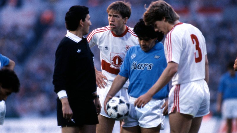 Fotografija: Takole sta v finalu pokala Uefa 17. maja 1989 razpravljala s sodnikom Srečko Katanec in Diego Maradona, potem ko je Argentinec izsilil enega od prekrškov. FOTO: Juha Tamminen