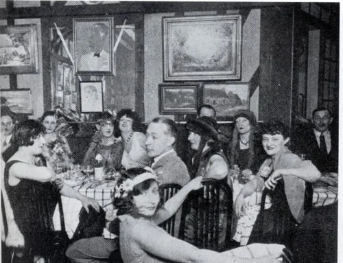 Zabava &raquo;norih dvajsetih&laquo; na pariškem Montparnassu s Kiki de Montparnasse v središču pozornosti. FOTO: Arhiv Dela