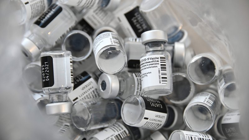 Fotografija: Po napovedih podjetij Pfizer in BioNTech bo količina pošiljk cepiva za države Evropske unije ponovno skladna s predhodnim načrtom takoj po 25. januarju. FOTO: Sebastien Bozon/AFP