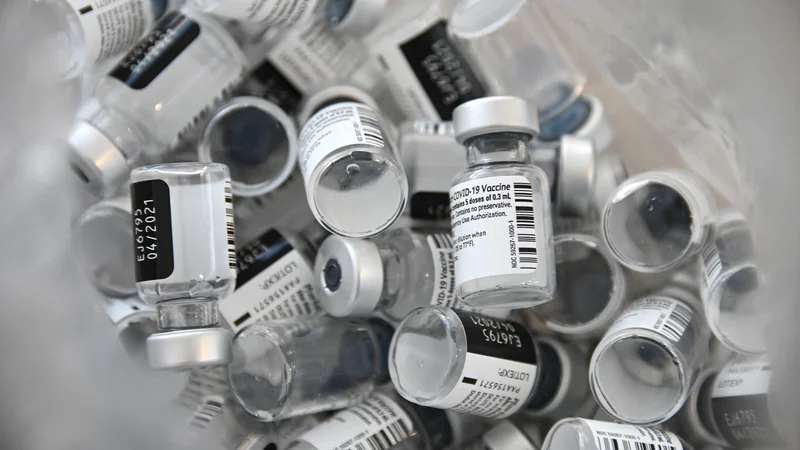 Fotografija: Po napovedih podjetij Pfizer in BioNTech bo količina pošiljk cepiva za države Evropske unije ponovno skladna s predhodnim načrtom takoj po 25. januarju. FOTO: Sebastien Bozon/AFP