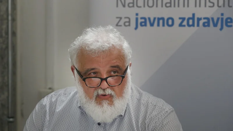 Fotografija: »Državljani se trudijo spoštovati ukrepe. Če bo šlo tako naprej, lahko v naslednjem tednu sprostimo že prve zadeve,« je napovedal Milan Krek. FOTO: Blaž Samec/Delo