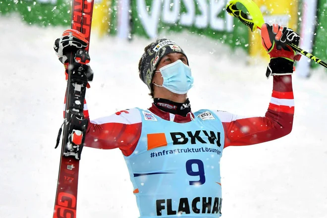 Manuel Feller je na avstrijskih tleh preslalomiral vso konkurenco. FOTO: Barbara Gindl/AFP