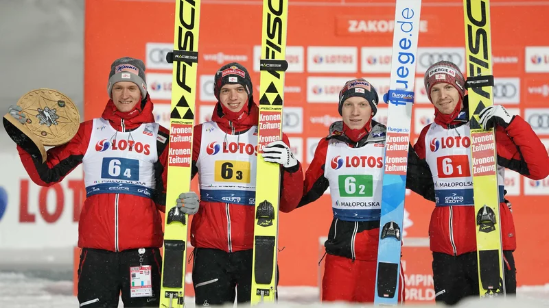 Fotografija: Zmagovalno avstrijsko ekipo so tvorili (z leve) Daniel Huber, Philipp Aschenwald, Jan Hörl in Michael Hayböck. FOTO: Janek Skarzynski/AFP