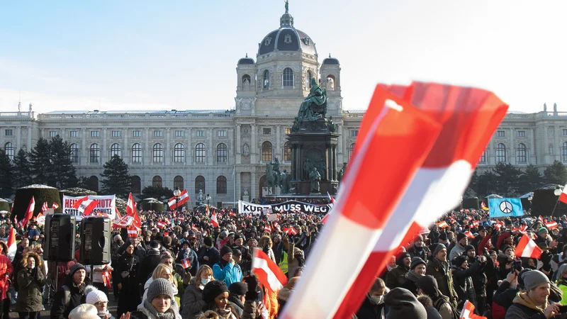 Fotografija: Na Dunaju je protestiralo okoli 10.000 nasprotnikov protikoronskih ukrepov. Na fotografiji dogajanje na Trgu Marije Terezije, ob katerem sta Prirodoslovni in Umetnostnozgodovinski muzej, blizu pa tudi Muzejska četrt. FOTO: Alex Halada/AFP