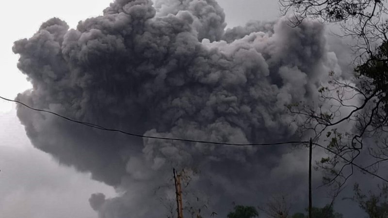 Fotografija: Višina vulkana Semeru znaša 3676 metrov. Seizmologi v Indoneziji sicer spremljajo več kot 120 aktivnih vulkanov. FOTO: AFP