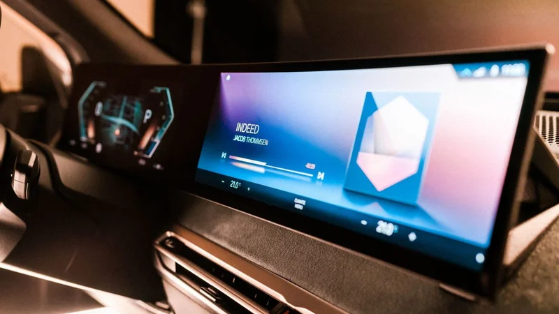 Fotografija: Vmesnik iDrive pri BMW je precej zajeten in sega skoraj do sovoznika. Foto BMW