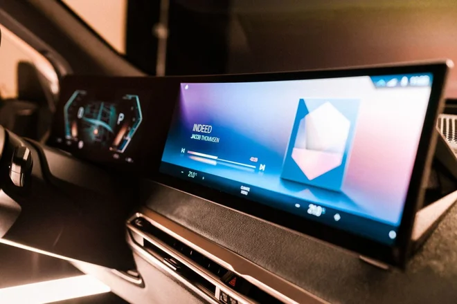 Vmesnik iDrive pri BMW je precej zajeten in sega skoraj do sovoznika. Foto BMW