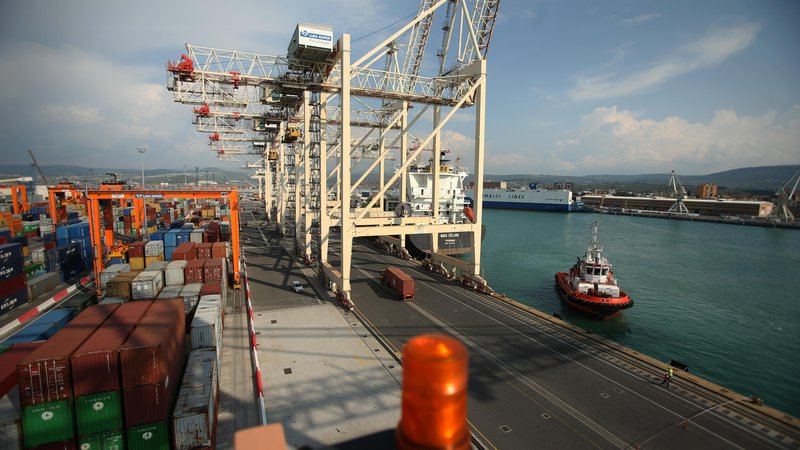 Fotografija: Naložbe v pristanišče ohranjajo konkurenčnost Luke Koper.
FOTO: Jure Eržen/Delo