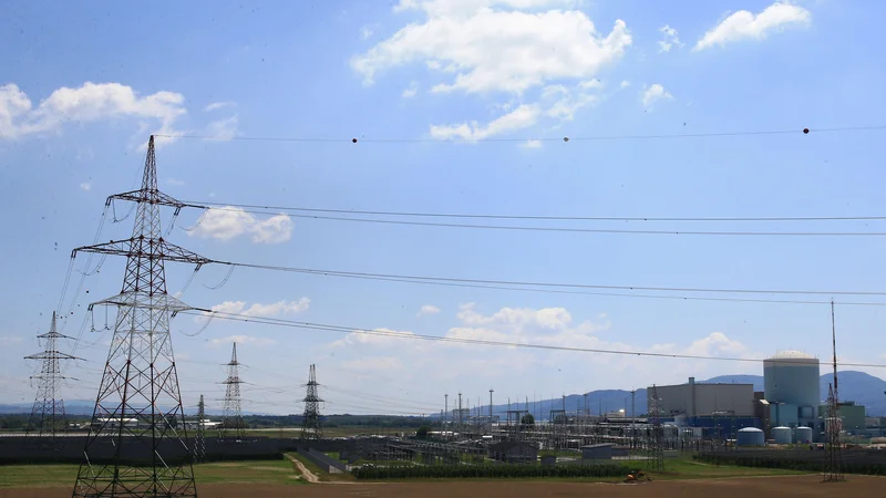 Fotografija: Ko je sistem razpadel, je tudi pri nas začelo primanjkovati elektrike. Iz turbine NEK je v omrežje samodejno potegnilo dodatnih 150 MW moči. FOTO: Tomi Lombar/Delo