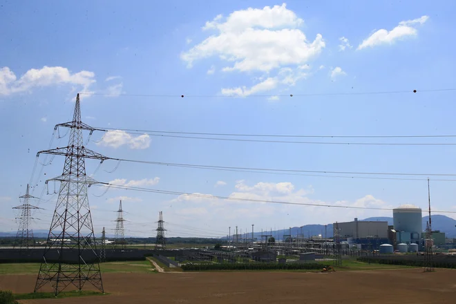 Ko je sistem razpadel, je tudi pri nas začelo primanjkovati elektrike. Iz turbine NEK je v omrežje samodejno potegnilo dodatnih 150 MW moči. FOTO: Tomi Lombar/Delo
