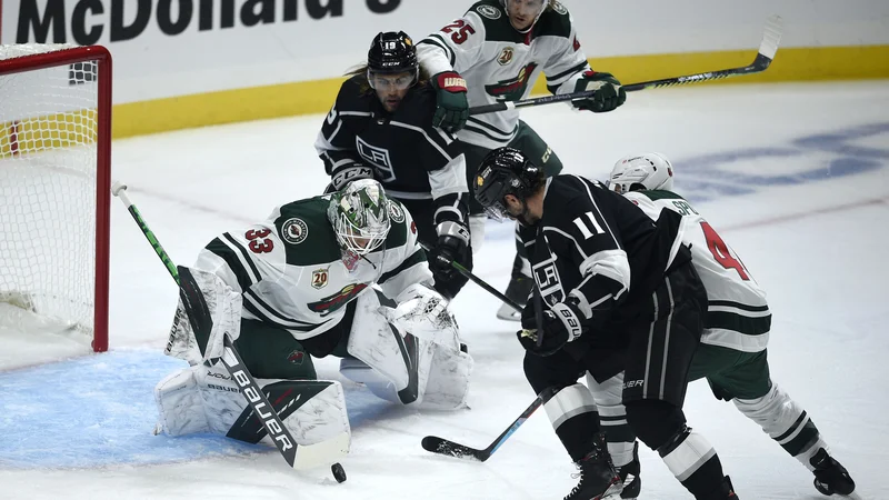 Fotografija: Anže Kopitar (št. 11) je s soigralci proti Minnesoti vnovič na domačen ledu tesno izgubil v podaljšku. FOTO: Kelvin Kuo/USA Today Sports