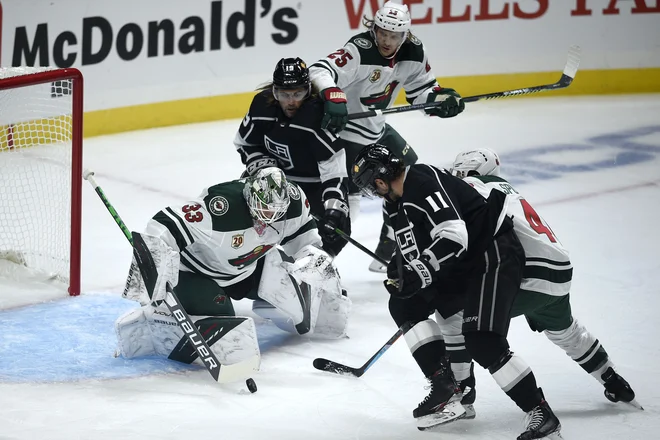 Anže Kopitar (št. 11) je s soigralci proti Minnesoti vnovič na domačen ledu tesno izgubil v podaljšku. FOTO: Kelvin Kuo/USA Today Sports