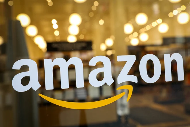 Amazon je moral zaradi povečanega povpraševanja zaposliti več kot 400.000 dodatnih delavcev. FOTO: Brendan Mcdermid/Reuters