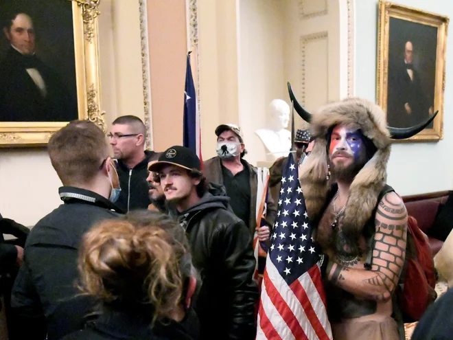 Oblasti se želijo izogniti ponovitvi smrtonosnega nasilja Trumpovih privržencev ob vdoru na Kapitol 6. januarja. FOTO: Mike Theiler/Reuters