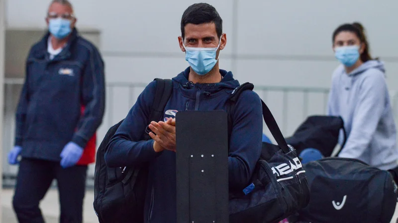 Fotografija: Tudi srbski teniški as Novak Đoković je prišel v Avstralijo za znan način, pozneje pa lahko pozdravil okolico le iz svoje hotelske sobe. FOTO: Brenton Edwards/AFP