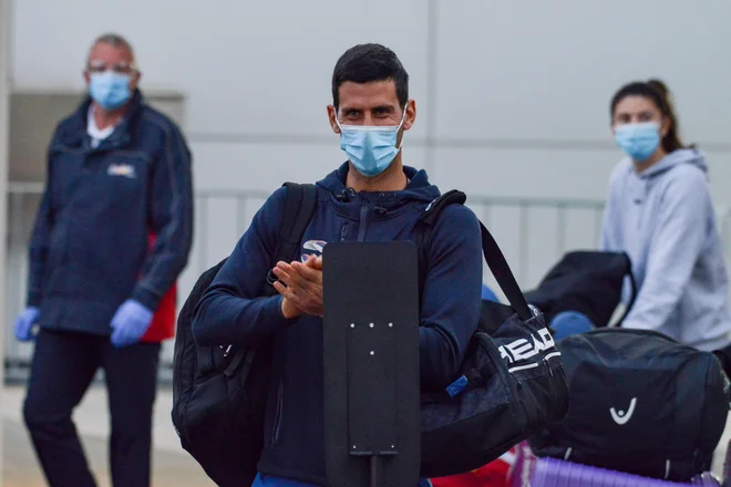 Tudi srbski teniški as Novak Đoković je&nbsp; prišel v Avstralijo za znan način, pozneje pa lahko pozdravil okolico le iz svoje hotelske sobe. FOTO: Brenton Edwards/AFP