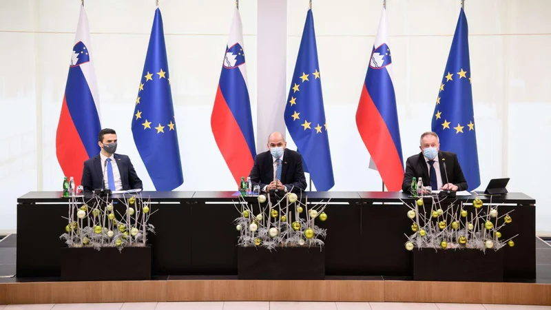 Fotografija: Analitik Bogdan Biščak ugotavlja, da nobena vlada doslej ni imela tako brezmočnih koalicijskih partnerjev, kot sta SMC in Nova Slovenija. Foto STA