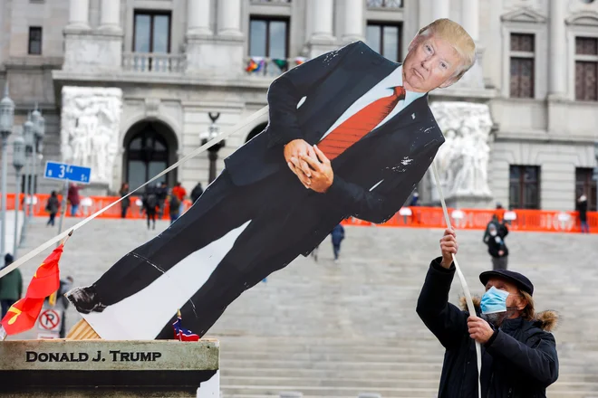 Joe Biden tudi brez Donalda Trumpa, ki je že zavrnil sodelovanje na inavguraciji, upa na miren prenos oblasti. Foto Rachel Wisniewski/Reuters
