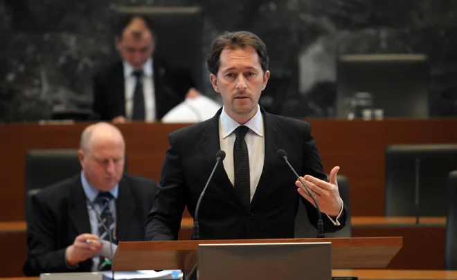 Z enotnim plačnim sistemom je državni zbor uvedel sistem, pod katerega se je ponosno podpisal takratni minister Virant. Z njim naj bi odpravili nesorazmerja med plačami v javnem sektorju. Foto Blaž Samec/Delo