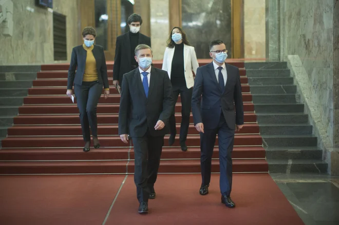 Kandidat za mandatarja Karl Erjavec in Koalicija ustavnega loka so v petek vložili predlog konstruktivne nezaupnice in to z 42 podpisi. Kdaj bo glasovanje, bi lahko bilo znano jutri. FOTO: Jure Eržen/Delo
