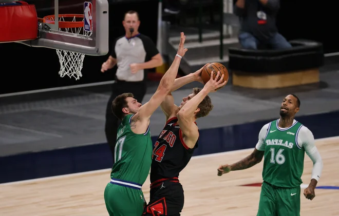Luka Dončić je imel v 23-letnemu Fincu Lauriju Markkanenu več kot dostojnega tekmeca. FOTO: Ronald Martinez/AFP