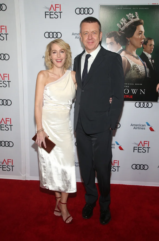 Gillian Anderson in Peter Morgan novembra 2019, ko sta bila še srečna. FOTO: Dokumentacija Dela