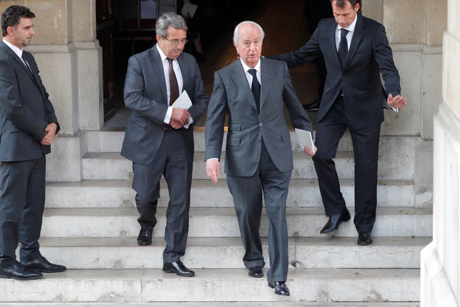 Čeprav je Édouard Balladur (na fotografiji drugi z desne) že kar v letih, v Franciji to ni izgovor, s katerim bi se izognil roki pravice. FOTO: Charles Platiau/Reuters