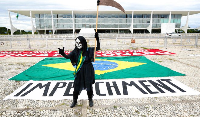 V Braziliji protestirajo proti predsedniku Jairu Bolsonaru, ki zanika nevarnost koronavirusa. FOTO: Sergio Lima/AFP