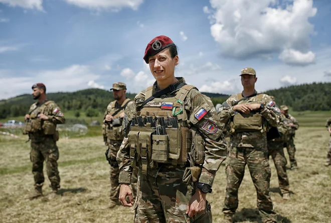 Po novem bodo poenostavljeni postopki in spremenjen sistem kadrovanja močno skrajšali čas od prijave vojaka do sprejema v vojaške vrste. FOTO: Blaž Samec/Delo