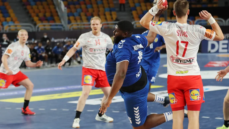 Fotografija: Na svetovnem prvenstvu je bila v skupini D Danska boljša od Konga z 39:19. Veliko pozornosti vzbuja rokometaš Konga Gauthier Mvumbi Thierr (na fotografiji). Na spletni strani SP-ja je zapisano, da je visok 1,76 metra in da tehta 89 kilogramov, po informacijah iz njegovega kluba, francoskega nižjeligaša Dreuxa, pa naj bi imel 192 centimetrov in 110 kilogramov. FOTO: Mohamed Abd El Ghany/Reuters