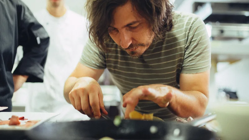 Fotografija: Grega Vračko je izpostavljeni nagrajeni chef kuhinje severovzhodnega dela Slovenije: Michelinova zvezdica, vedno med najboljšimi na Gault & Millau. FOTO: arhiv Hiše Denk