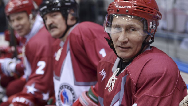 Fotografija: Aleksandr Lukašenko (levo) ima tako kot Vladimir Putin rad hokej, vendar pa prvenstva v MInsku letos ne bo. FOTO: Aleksej Nikolskij/Reuters