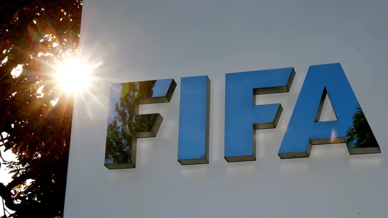 Fotografija: Vodilni možje FIFA budno spremljajo dogajanje na nogometnih tržiščih. FOTO: Arnd Wiegmann/Reuters