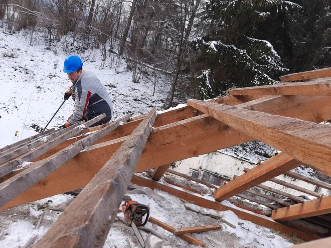 Ostrešje, staro okoli trideset let, so odstranili previdno, saj bodo pri gradnji, ki jo financirata zasebnika, uporabili vsak zdrav kos lesa in strešne kritine. FOTO: Mateja Kotnik/Delo