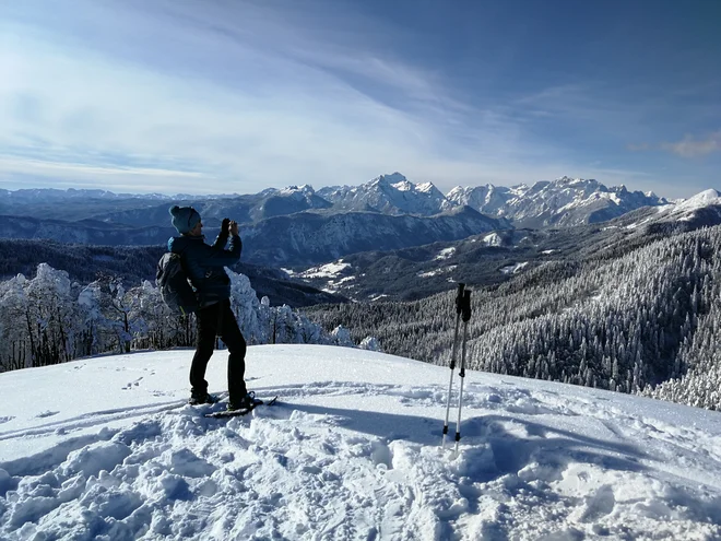 Številni turnosmučarski cilji osupljajo s čudovitimi razgledi. Foto Maja Grgič/Delo