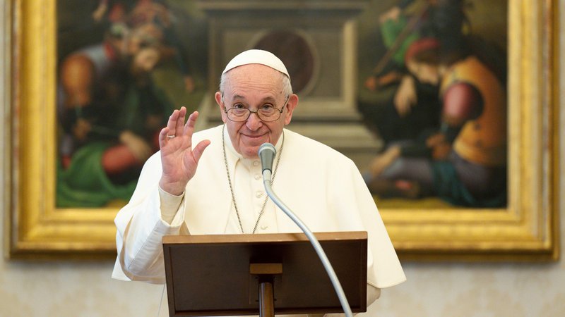 Fotografija: Papež Frančišek je v apostolskem pismu formalno dovolil, da ženske lahko imajo večjo veljavo pri bogoslužju. FOTO: AFP