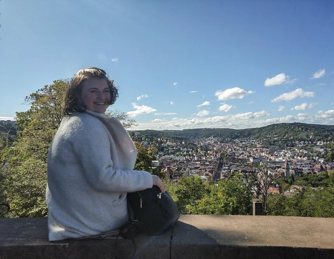 Nina Selič (v ozadju Stuttgart) je vesela, da ji koronavirus ni preprečil enkratne izkušnje. FOTO: osebni arhiv