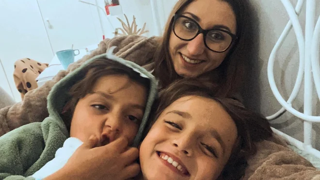 Ines Metličar s svojo špansko družino: z dvojčkoma Mariem in Albertom. FOTO: osebni arhiv