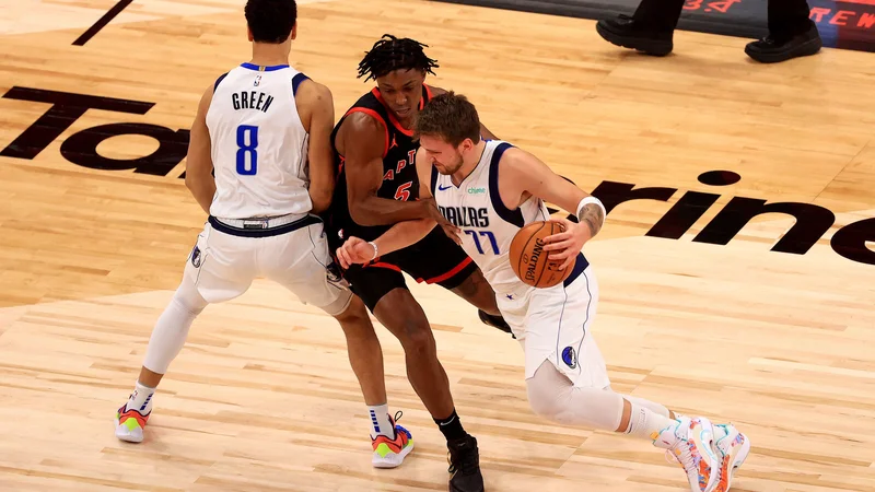 Fotografija: Luka Dončić je na Floridi ob le 11 metih iz igre dosegel 15 točk. FOTO: Mike Ehrmann/AFP