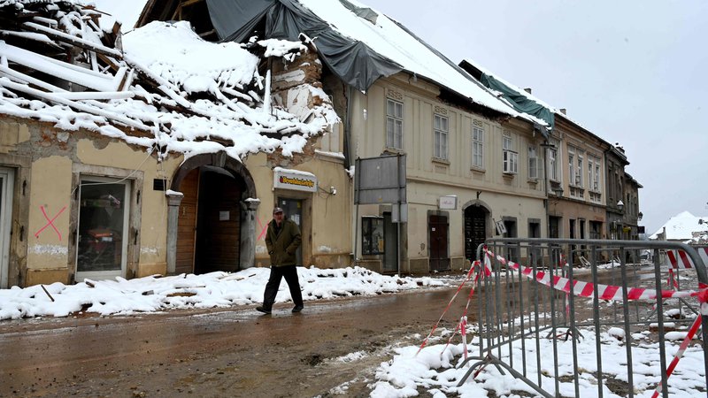Fotografija: Posledice potresa v Petrinji. FOTO: Denis Lovrovic/AFP