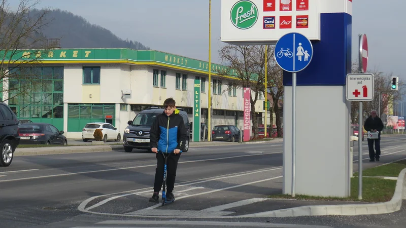 Fotografija: Kolesarjem je v Litiji na voljo le 230 metrov varne kolesarske steze. FOTO: Bojan Rajšek/Delo